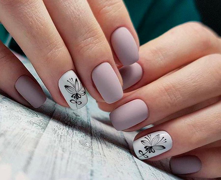 motif floral sur les ongles
