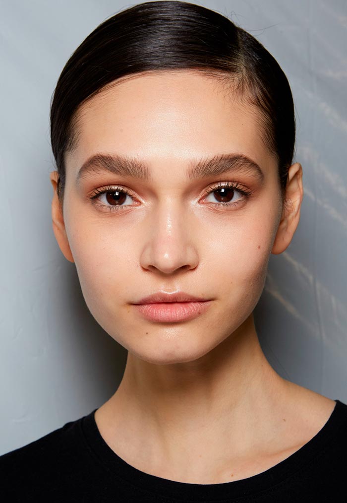 Forme de sourcil à la mode