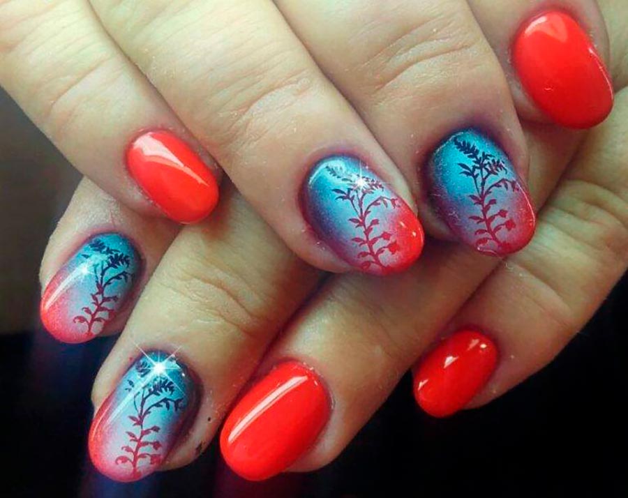 Motifs floraux en manucure