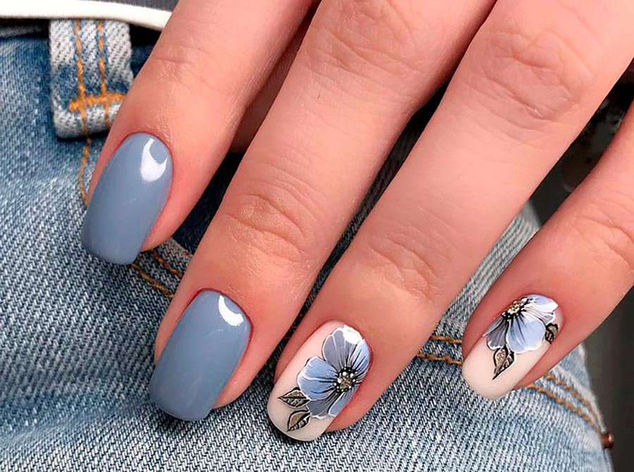 Motifs floraux en manucure