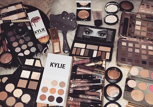 Révision de la trousse à cosmétiques : de quoi se débarrasser et quoi acheter