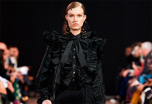 Comment porter un volant pour avoir l'air tendance et élégant