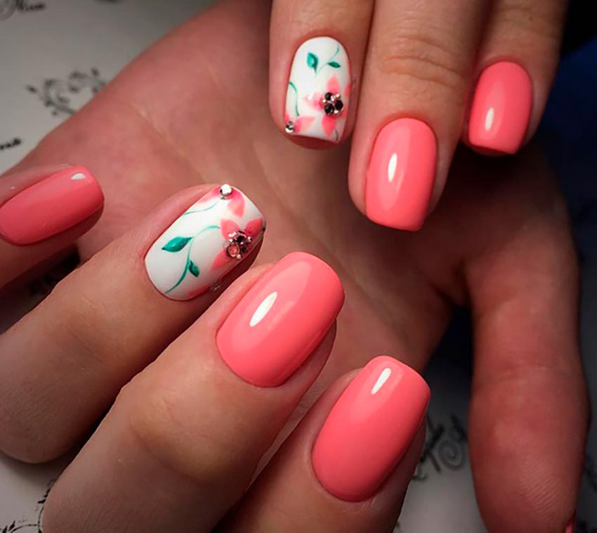 Des fleurs sur les ongles
