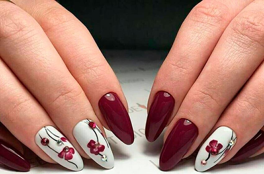 Des fleurs sur les ongles