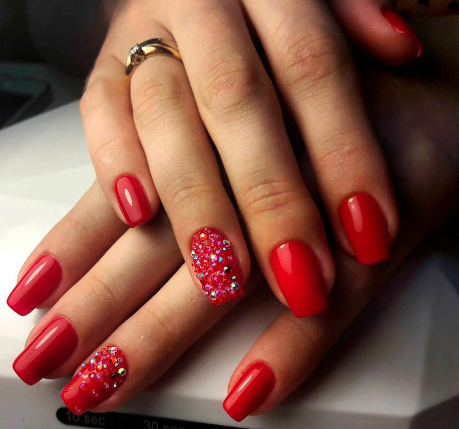 Manucure rouge avec strass