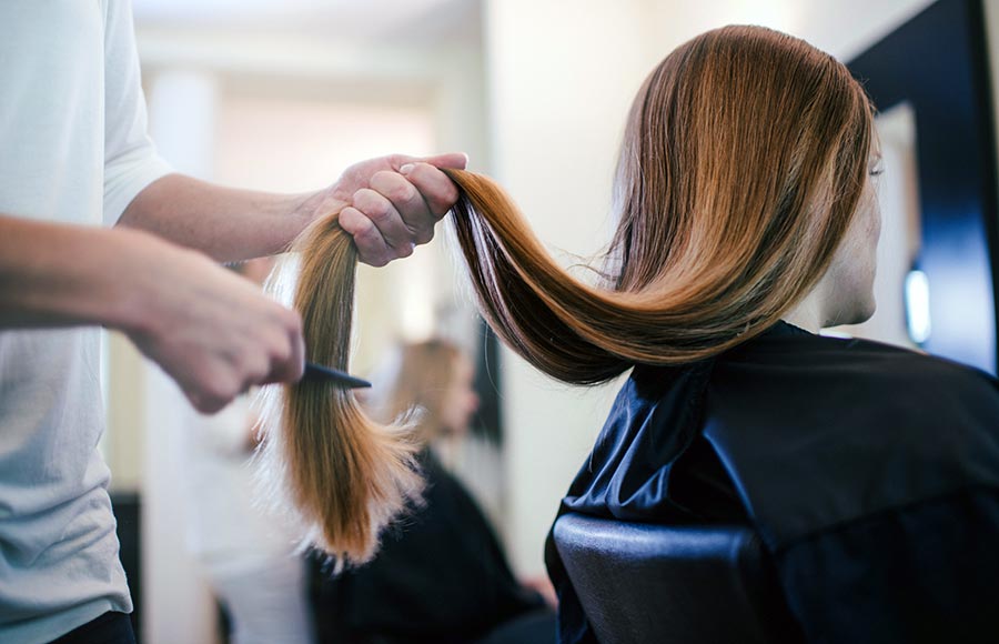 Comment restaurer les cheveux après le soleil d'été et la mer ?