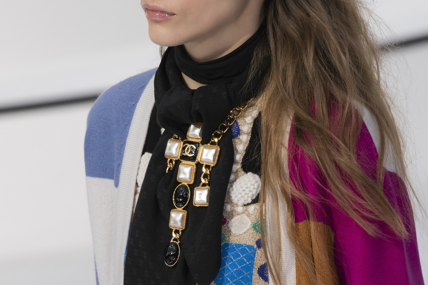 Tour de cou vertical