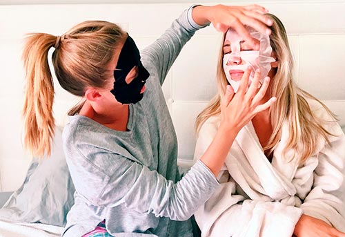 Nous hydrater la peau avec compétence en fonction de l'âge