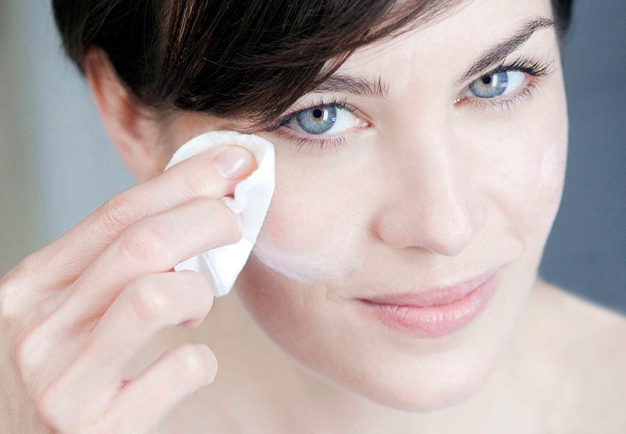 Nous hydratant la peau avec compétence