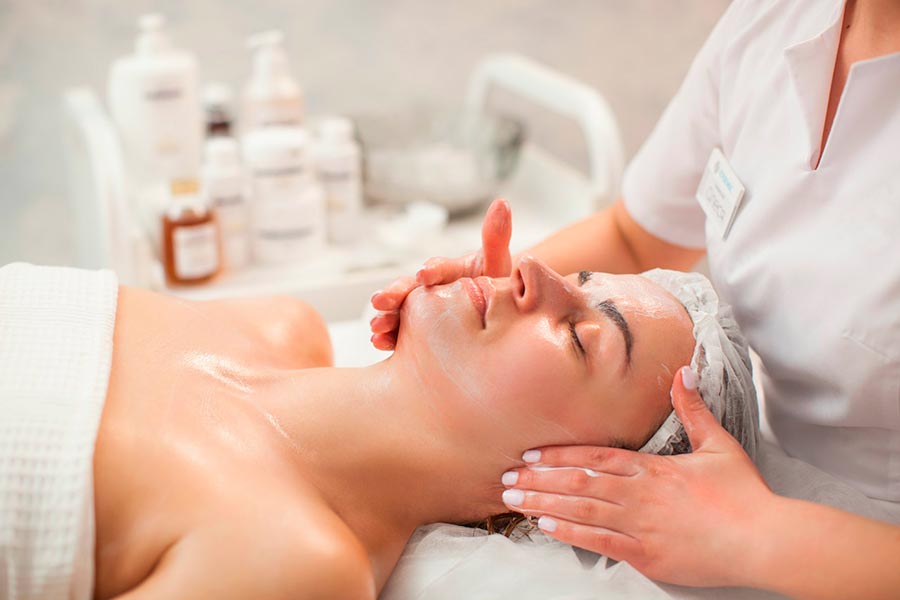 Nous hydratant la peau avec compétence