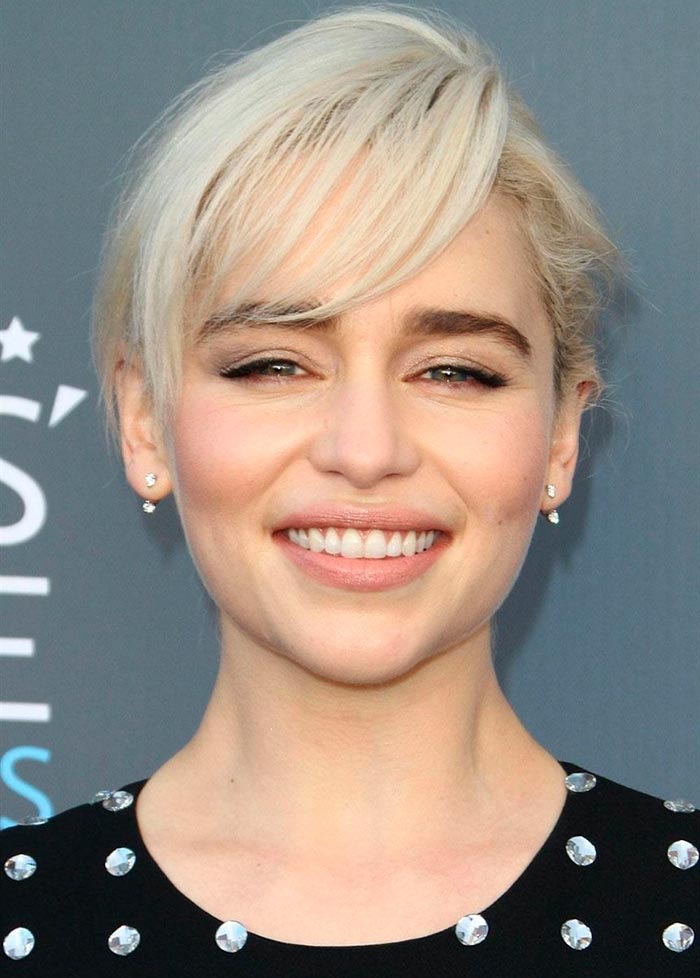 Frange sur un visage rond