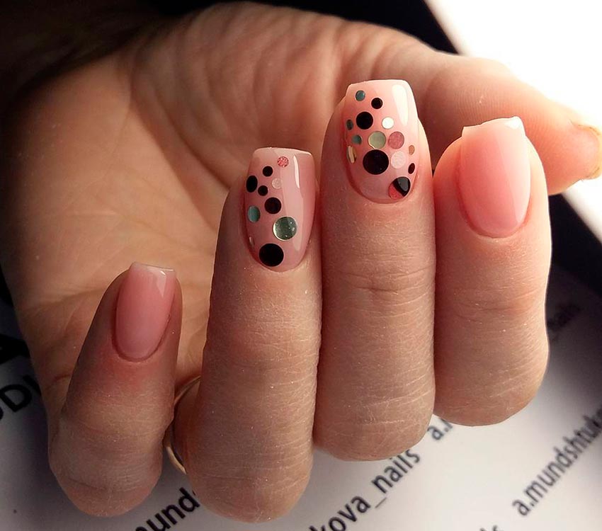 Manucure à paillettes