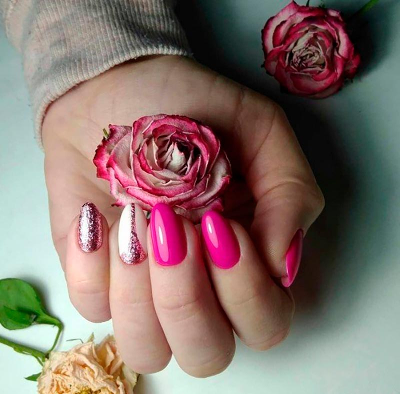 Peindre avec des paillettes sur les ongles