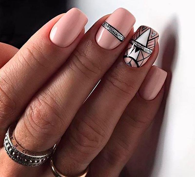 Manucure pailletée et pailletée