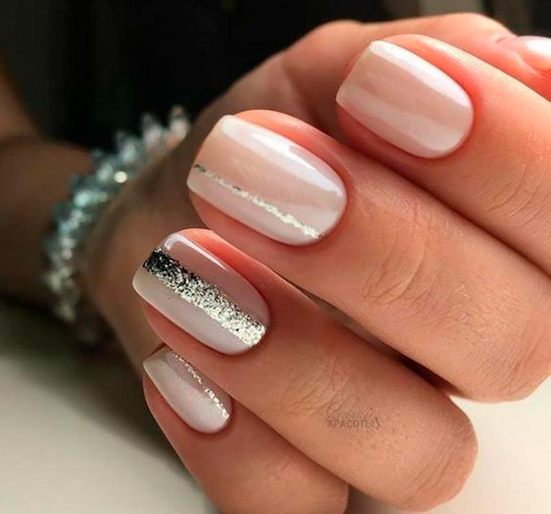 Peindre avec des paillettes sur les ongles