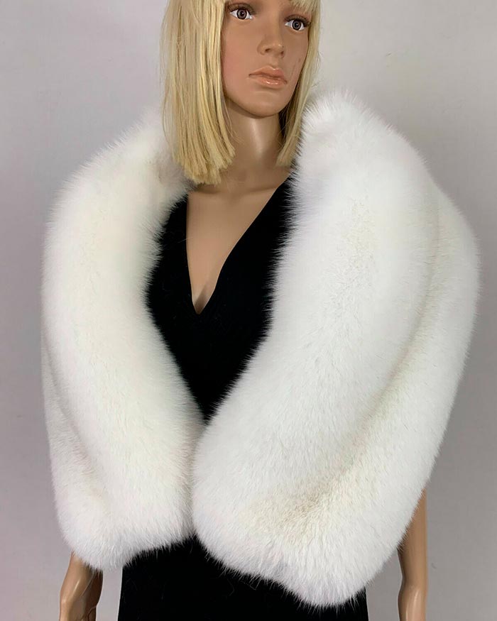 À quoi ressemblent un vrai renard arctique et un manteau de fourrure de renard ?