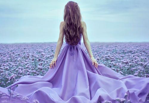 La féminité moderne dans les vêtements