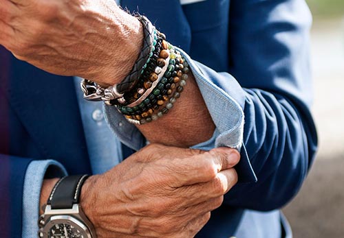 Bijoux homme : du minimalisme à l'ethnicité