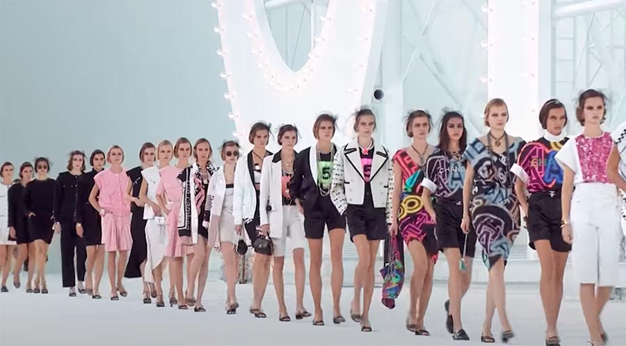 Qui définit la mode des vêtements et accessoires