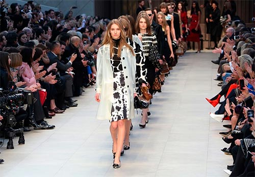 Qui définit la mode des vêtements et accessoires